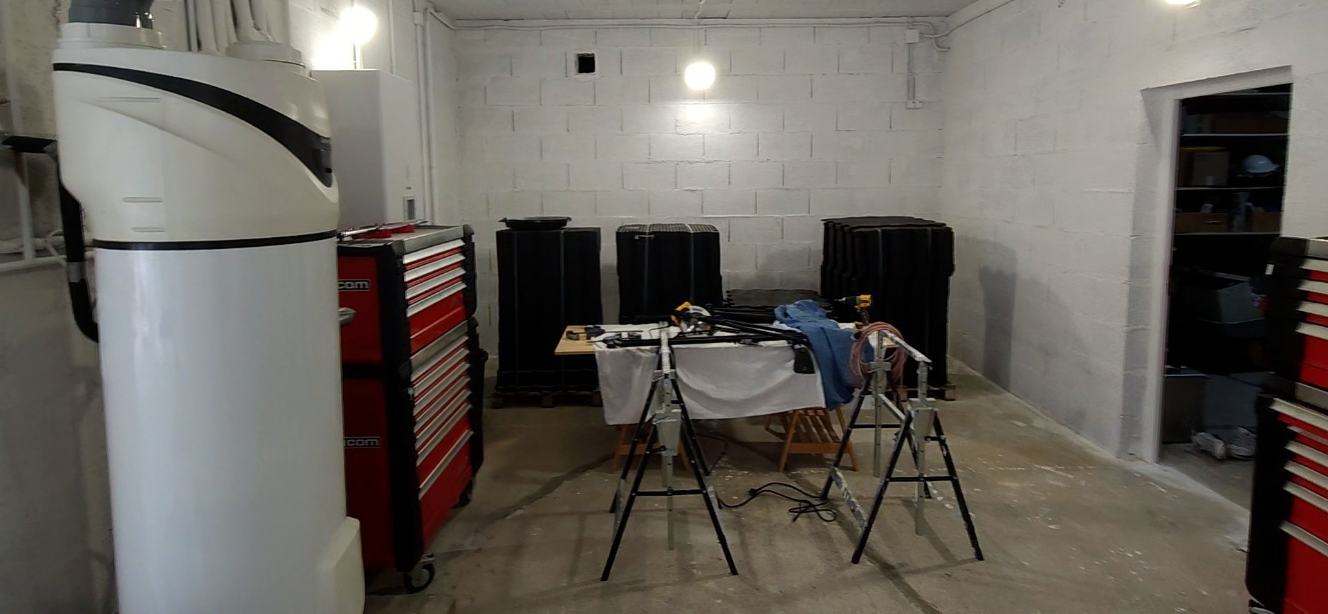 Travaux de second œuvre du garage en cours.